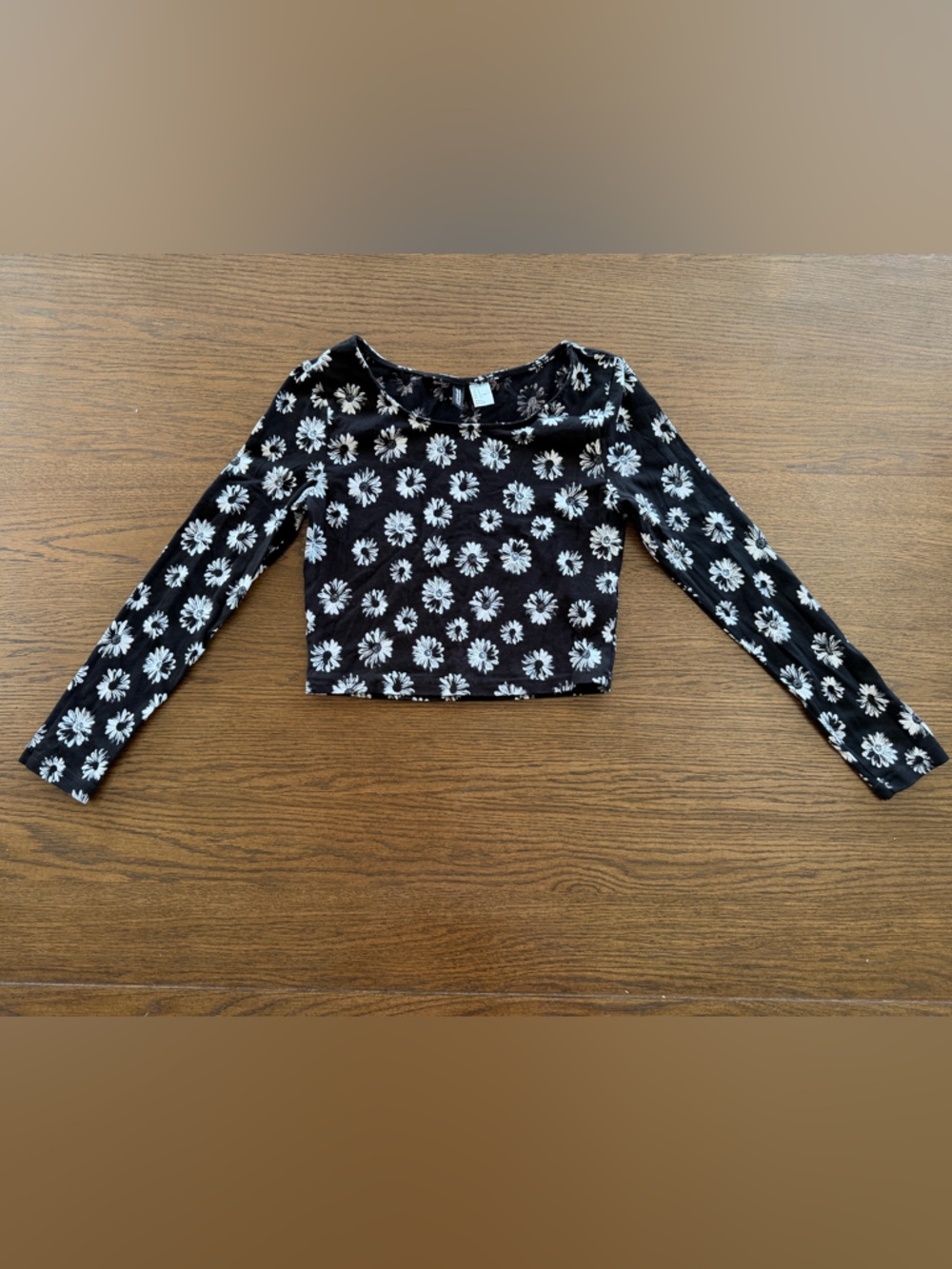 H&M Divided Black Long-Sleeve Cropped Top with White Floral Print Size Small